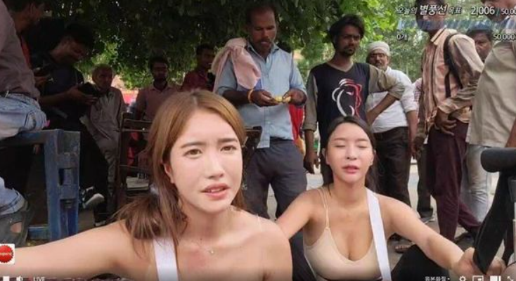 疯狂有片！女主播“露乳装游印度”不怕性侵，直播秒被男乡民包围（视频/图） - 1