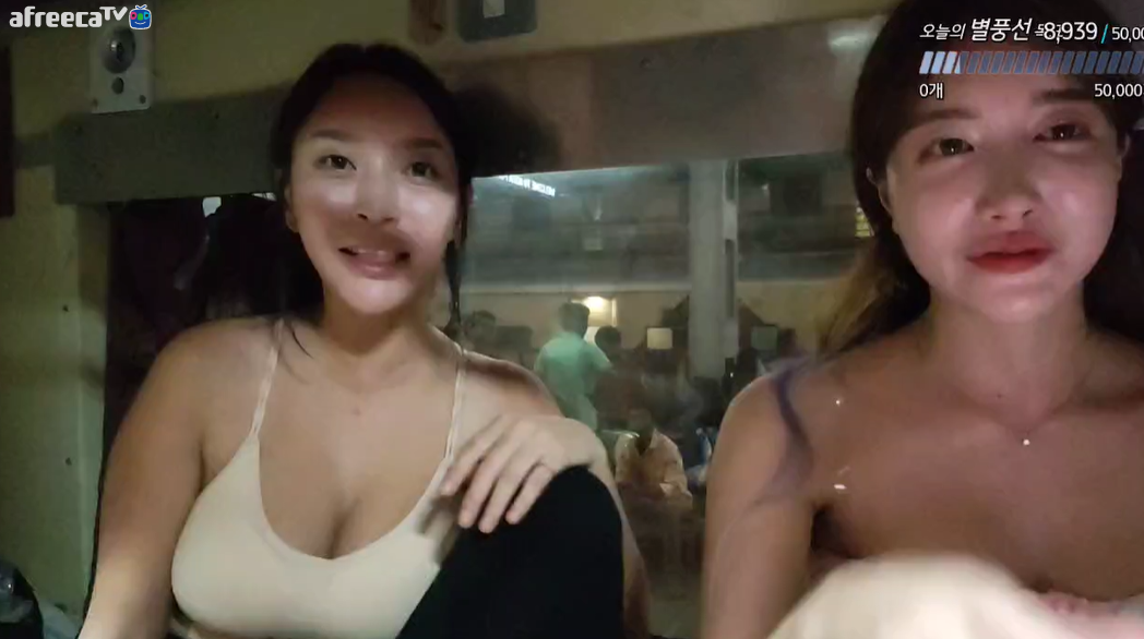 疯狂有片！女主播“露乳装游印度”不怕性侵，直播秒被男乡民包围（视频/图） - 12