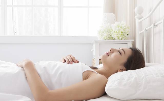 把老公内衣放枕头底下睡斩桃花_菜刀放枕头底下照片(2)