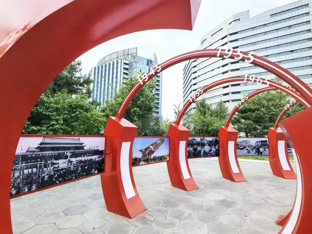 北京大街小巷升挂五星红旗