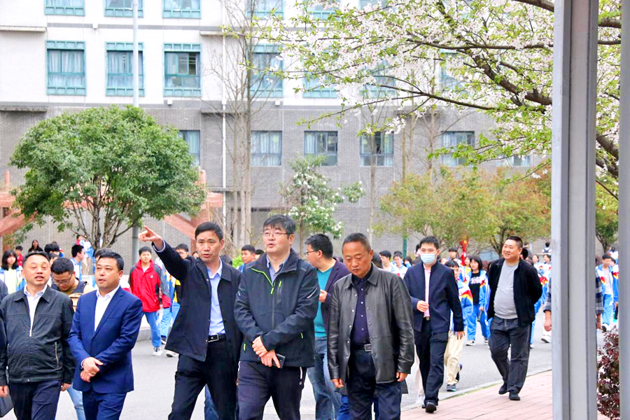 贵州教育厅 省教育厅副厅长周进到贵州省铜仁第一中学开展调研活动