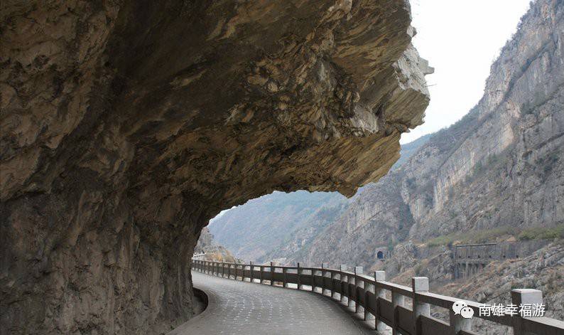 13 : 00 前往徒步参观有千年足迹的【 飞来峡古栈道】 (游览约1小时)