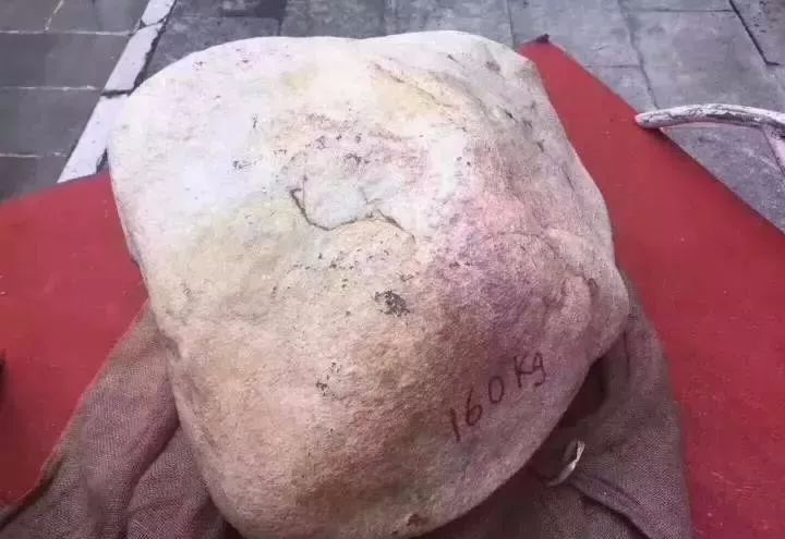 被人看走眼的木那杨梅皮，开窗后冰阳绿，一刀下去惊现“一条龙”