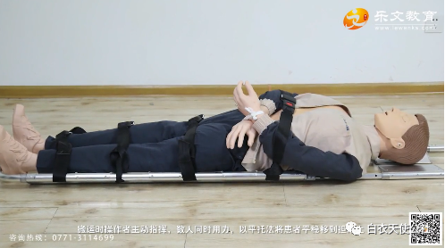 担架怎么固定【技能操作】脊柱损伤的搬运_https://www.jmylbn.com_新闻资讯_第3张