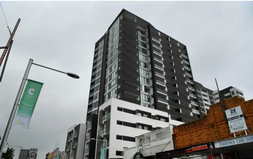 悉尼“最糟糕”公寓楼！花65万买的楼花 入住后房顶竟然有大洞