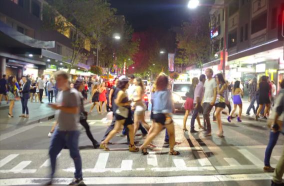 面临抉择的“不夜城”：宵禁令5年后，悉尼该不该有夜生活？