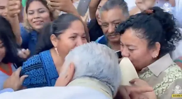 和毒枭老妈殷勤握手聊天，墨西哥总统这个举动，狠狠打了墨西哥民众一耳光（组图） - 10