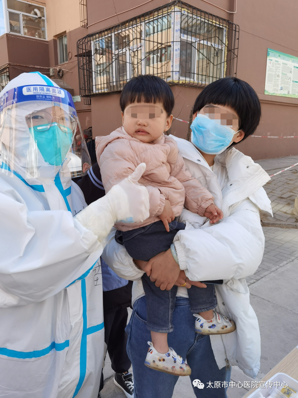 核酸采集现场孩子们比心致谢“大白”(图2)