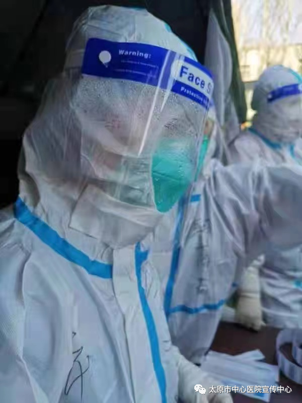 核酸采集现场孩子们比心致谢“大白”(图3)