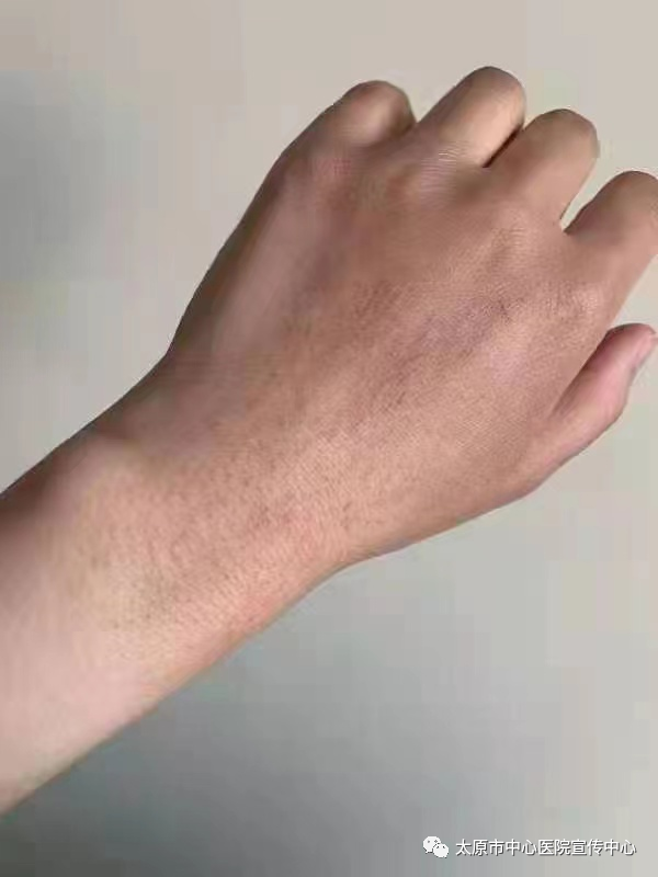 核酸采集现场孩子们比心致谢“大白”(图4)