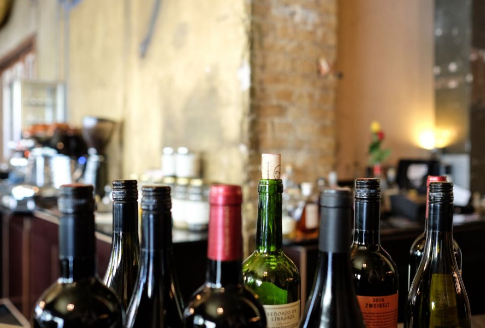 红酒品尝前一定要摇一摇？原来是这样......