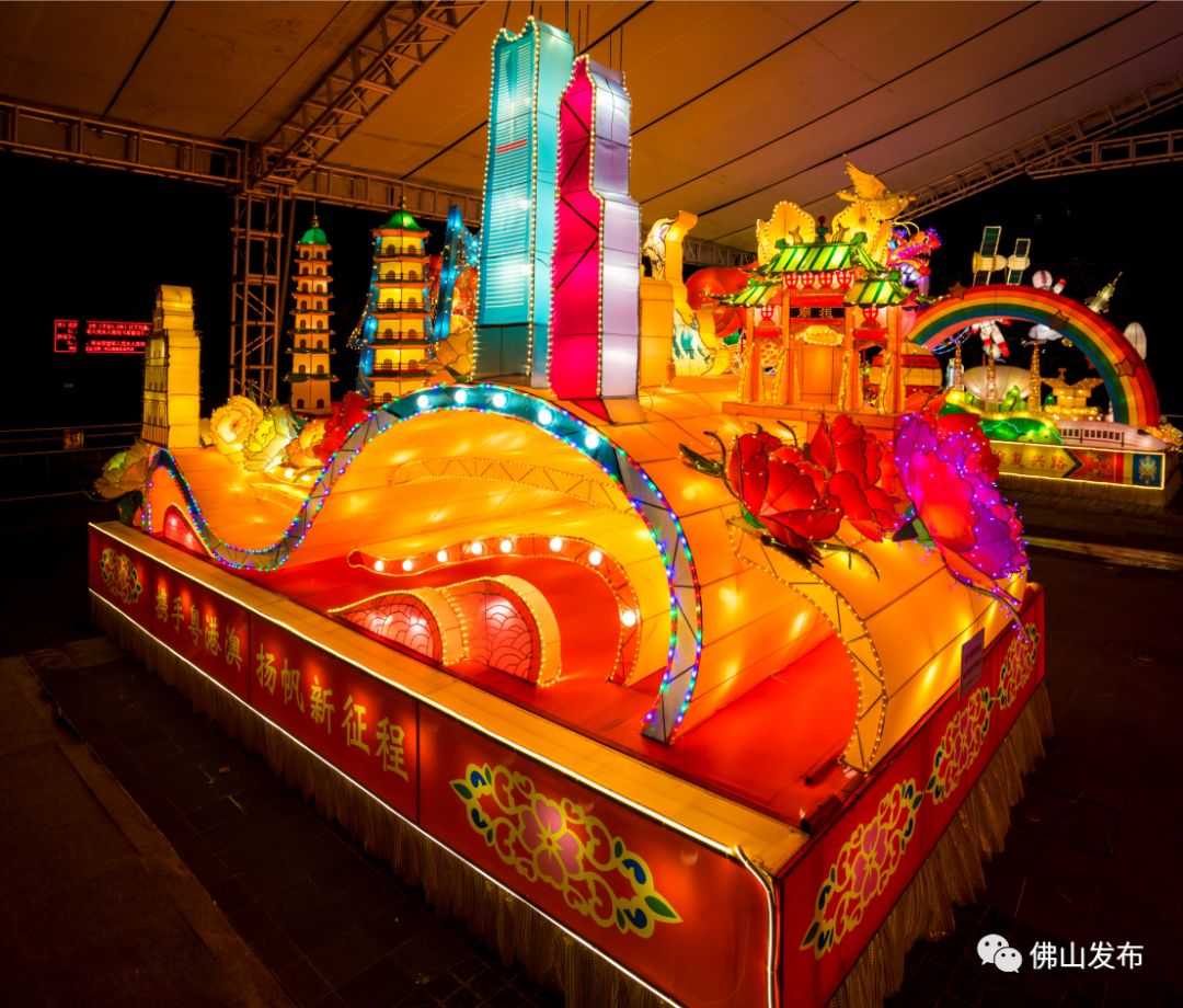 超美佛山秋色巡游八大彩车惊艳亮灯