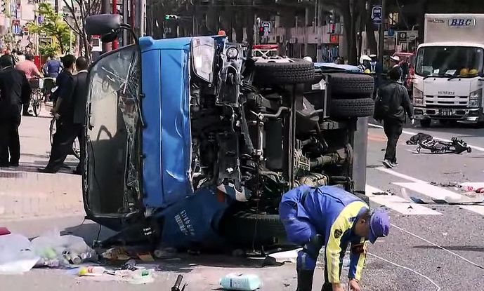 日本87歲老人街頭飆車釀下慘劇，事後不謝罪也沒有被捕！背後真相讓無數 