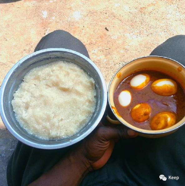 当地常见的木薯粉和鸡蛋成了他最大的营养