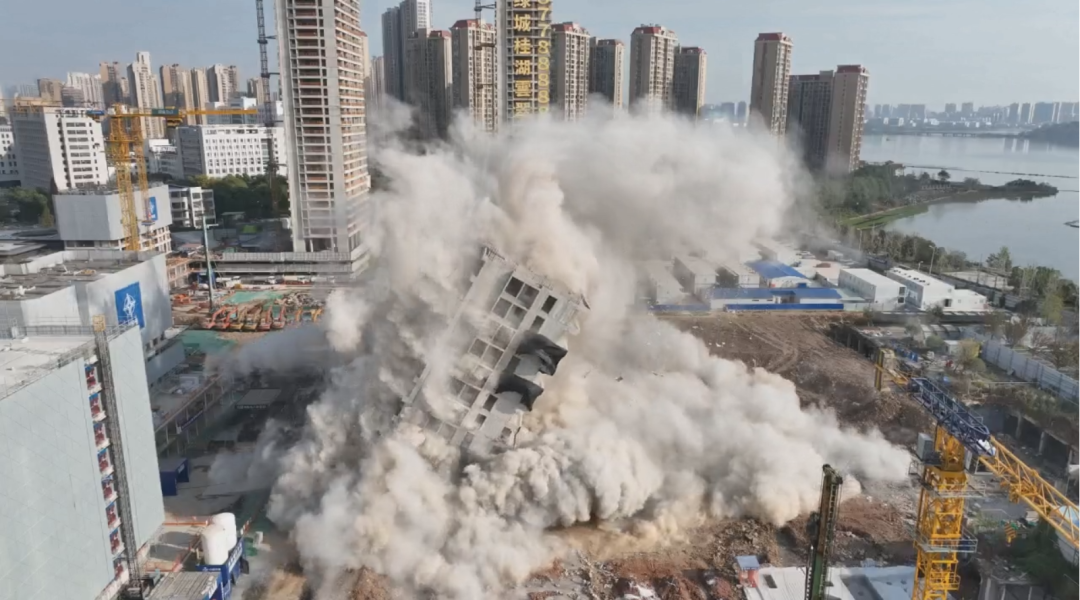 武汉南湖17层楼房爆破瞬间