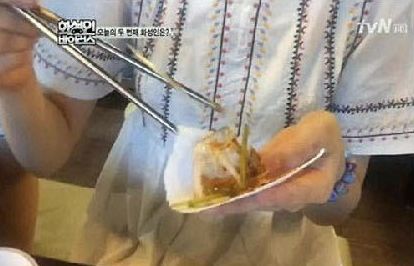 亲姐弟嘴对嘴喂食、掀衣服亲肚脐、同床共枕...却声称是因为爱？？（组图） - 20