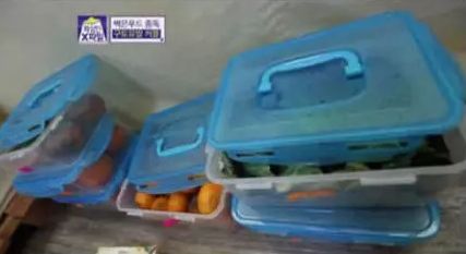 亲姐弟嘴对嘴喂食、掀衣服亲肚脐、同床共枕...却声称是因为爱？？（组图） - 11