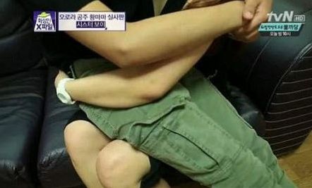 亲姐弟嘴对嘴喂食、掀衣服亲肚脐、同床共枕...却声称是因为爱？？（组图） - 45