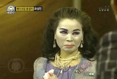 亲姐弟嘴对嘴喂食、掀衣服亲肚脐、同床共枕...却声称是因为爱？？（组图） - 5