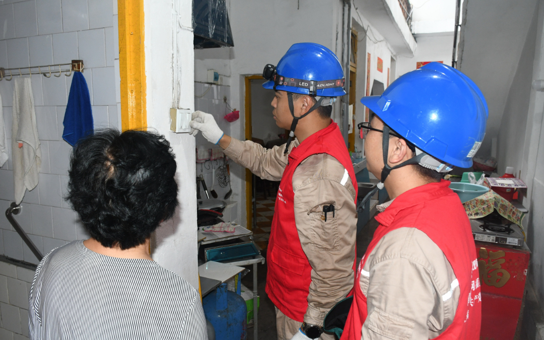 国网福州供电公司工作人员为福州市鼓楼区军门社区住户开展安全用电检查（陈德钧 摄）.jpg