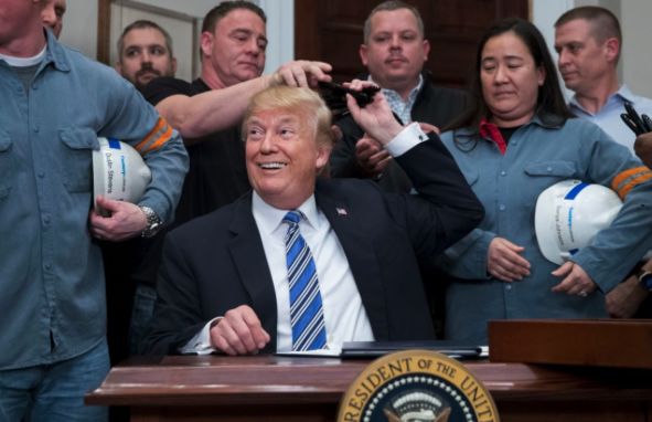 3月8日川普在签署关税命令现场，图片来源于华盛顿邮报，版权属于原作者