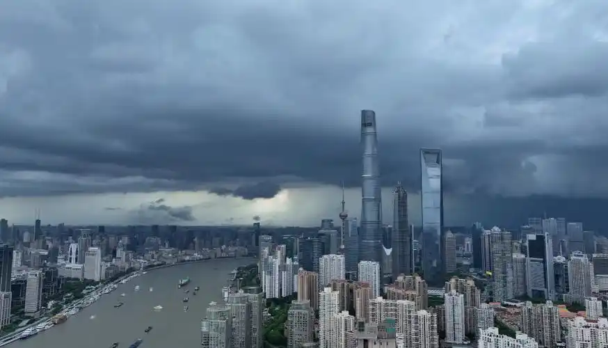 Shanghai Transport Resumes as Typhoon Eases This Afternoon