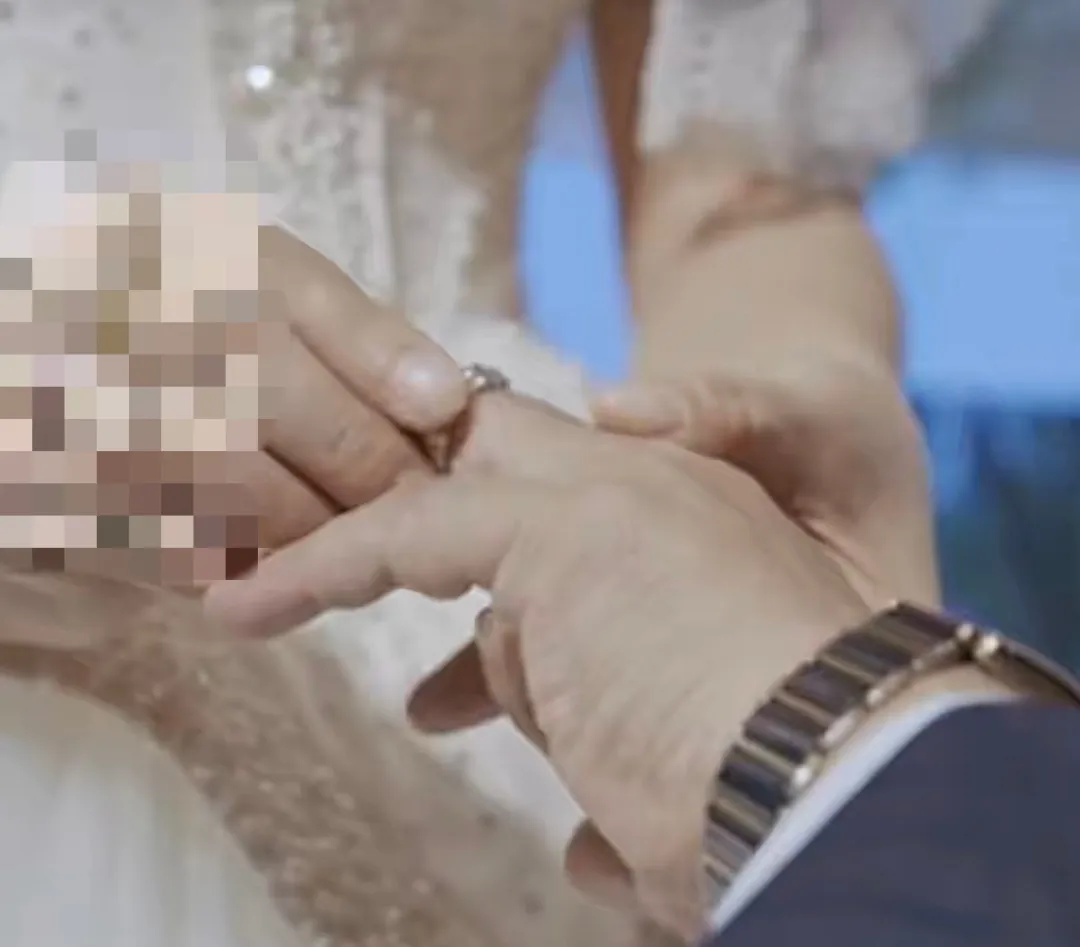 Shanghai Grandpa Matchmaker ： 25,000 Seniors Find Marriage via WeChat Groups