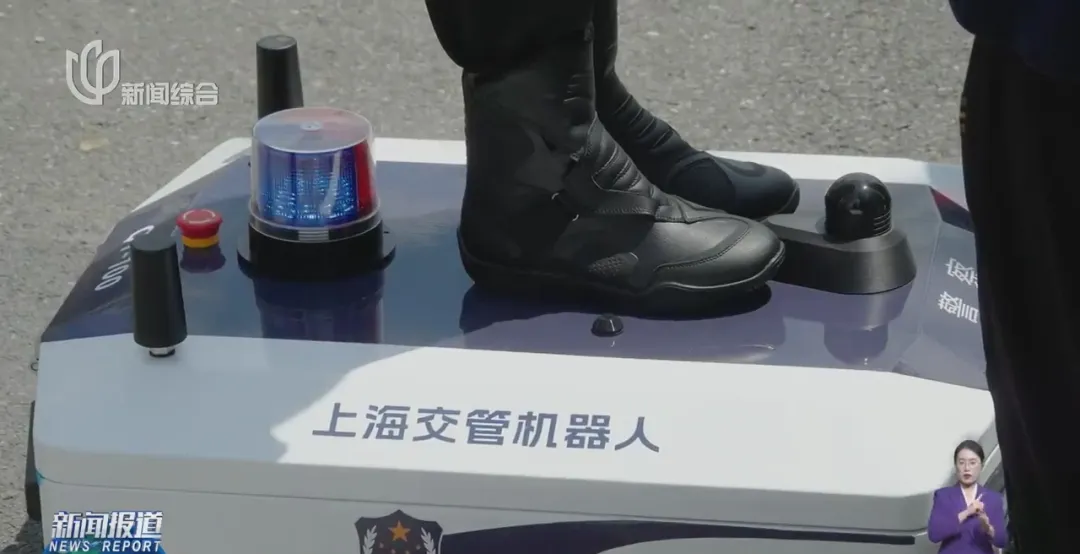 Shanghai Robot Cops ： AI Traffic Management with English Voice Alerts
