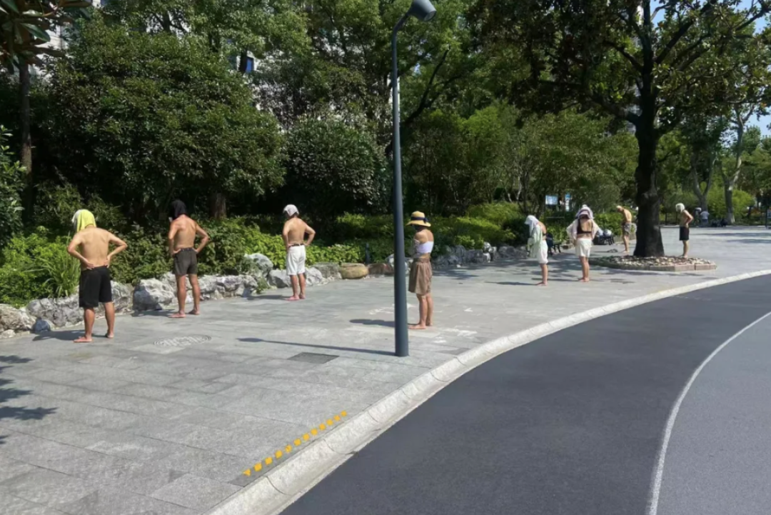 Shanghai's Shirtless Park Debate ： Freedom or Public Nuisance?