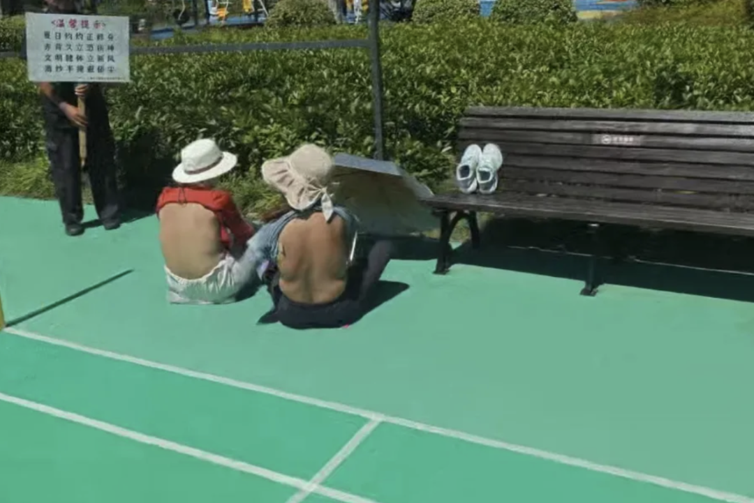 Shanghai's Shirtless Park Debate ： Freedom or Public Nuisance?