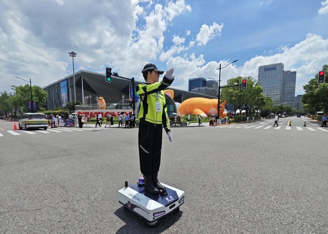 Shanghai Robot Cops ： AI Traffic Management with English Voice Alerts