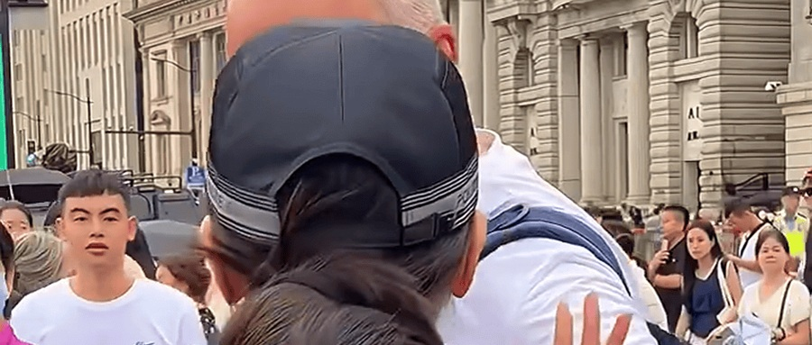 Shanghai Officer Sets Personal Boundary Viral Video on The Bund