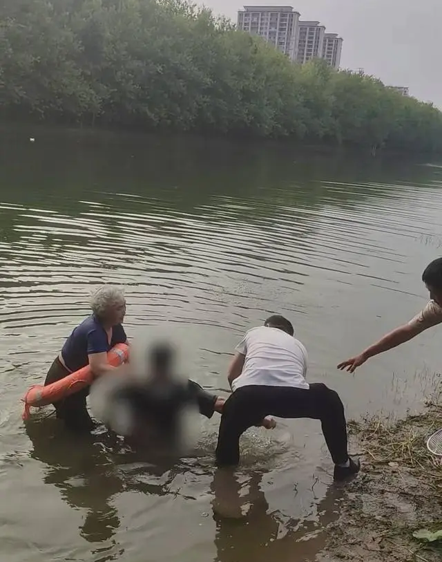 71-Year-Old Chinese Grandma Saves Drowning Man in Suixi River