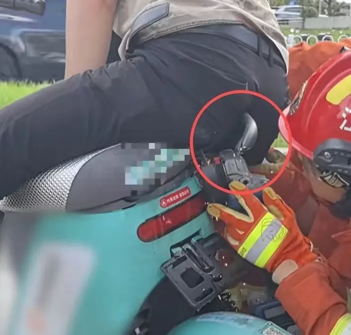 Jiangxi Shared Bike Accident ： Seat Pierces Rider, Firefighters Rescue
