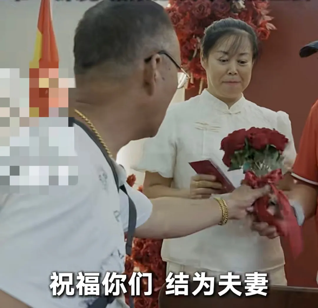 Shanghai Grandpa Matchmaker ： 25,000 Seniors Find Marriage via WeChat Groups