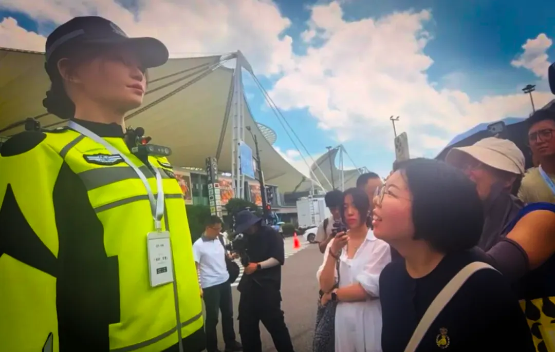 Shanghai Robot Cops ： AI Traffic Management with English Voice Alerts