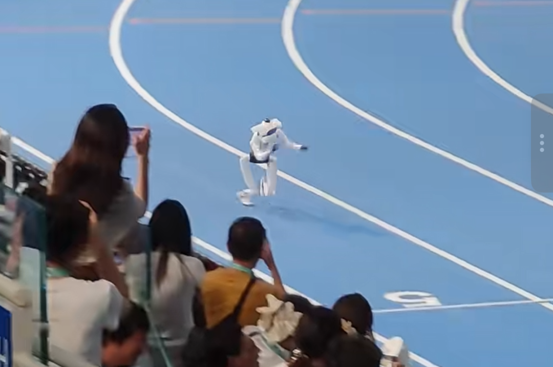 Chinese Humanoid Robot Runs 9。39s 100m at Beijing Games, Beats Bolt