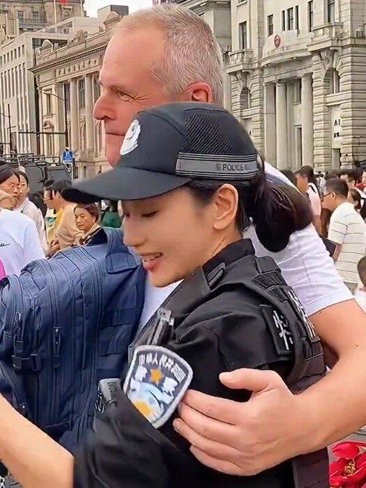 Shanghai Officer Sets Personal Boundary Viral Video on The Bund