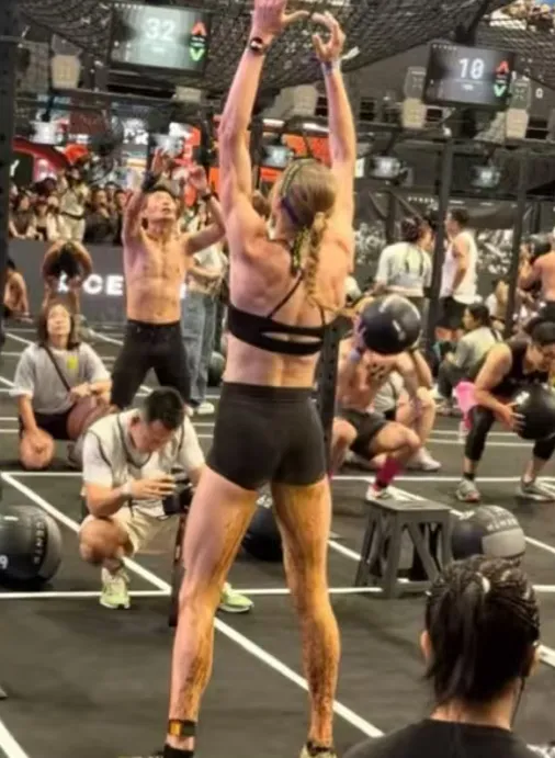 HYROX Beijing Pro Women Race ： Athlete Finishes Despite Incident