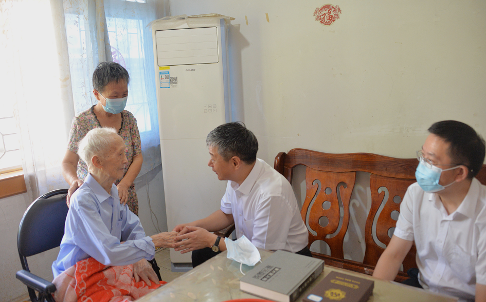 严华在市区走访慰问百岁老人 祝邵阳市老年朋友健康长寿生活幸福_邵阳头条网