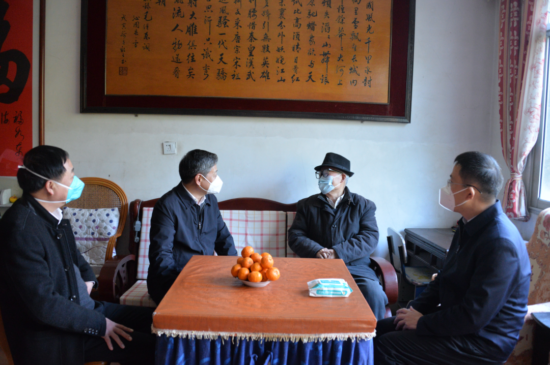 严华在市区走访慰问离休干部和厅级退休同志_邵阳头条网