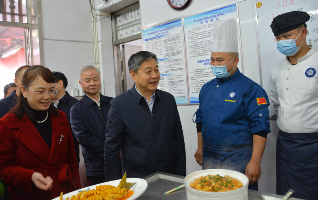 严华在市区调研职业教育工作_邵阳头条网