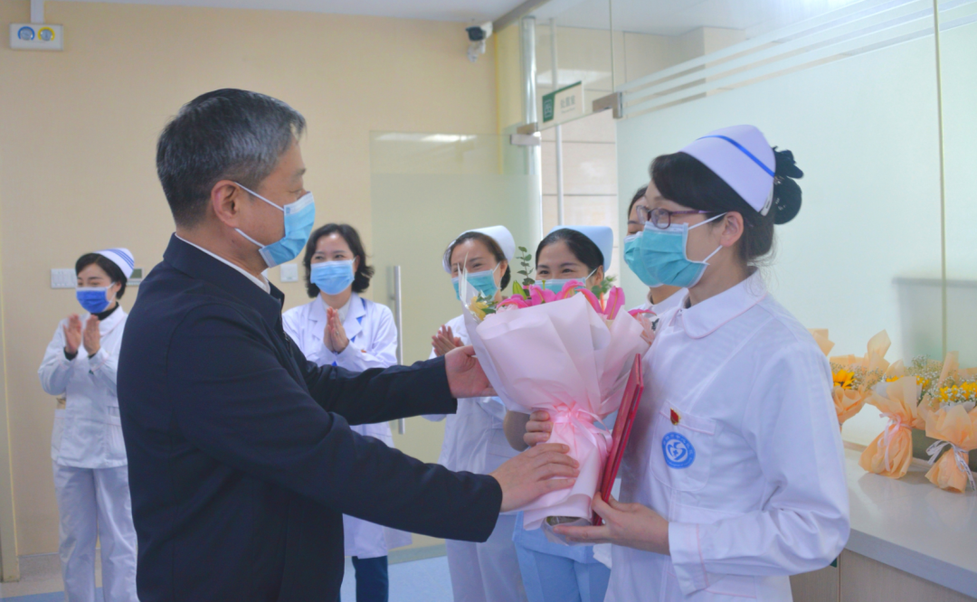 严华华学健等市四大家领导在市区走访慰问一线护理人员_邵阳头条网