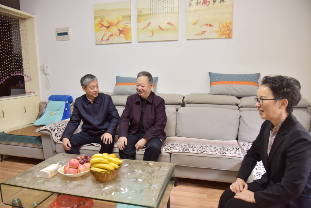 严华重阳节走访慰问老年人(图3)