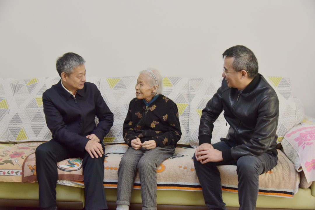 严华重阳节走访慰问老年人(图2)