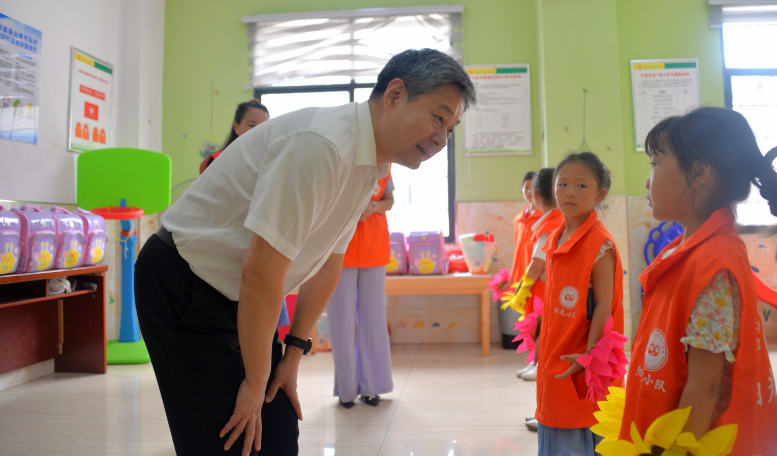 严华“六一”儿童节在市区看望少年儿童_邵阳头条网