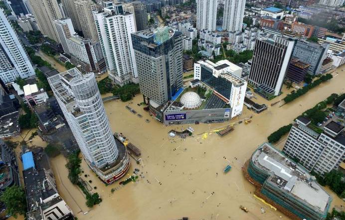 城市的街道全被积水淹没