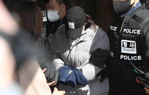 3岁女童被妈妈饿死，亲爸直播狂扇婴儿巴掌：你永远不知道，孩子到底有多爱你！