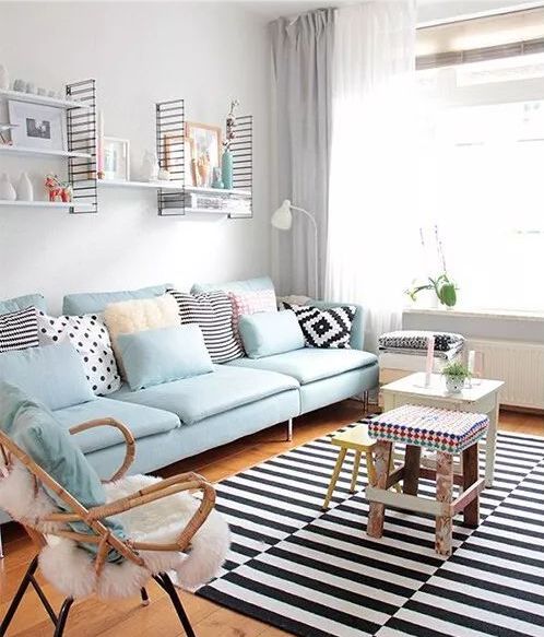 地板与沙发、墙纸、窗帘的搭配，总算是齐全了！