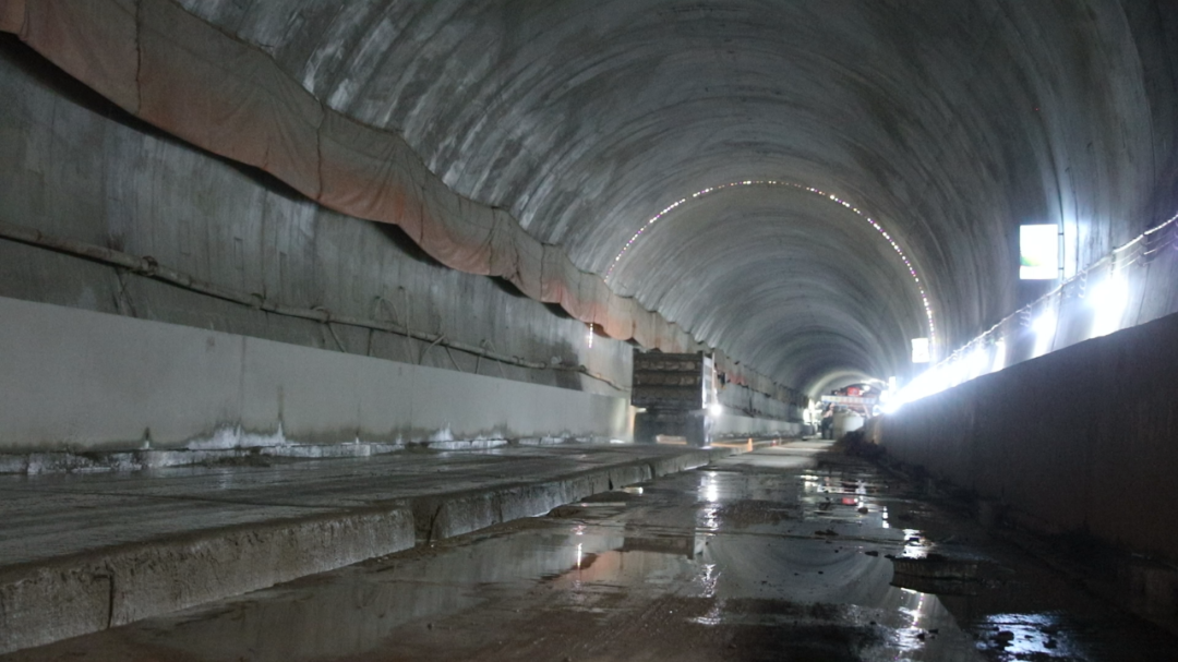 潍烟铁路2标莱州灵山隧道贯通全线最长
